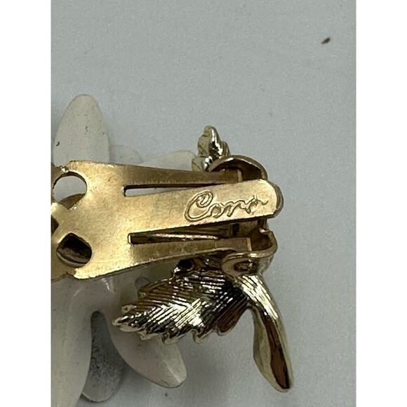 Vintage Cora Daisy Flower Enamel Clip Earrings Delicate 1” - Picture 3 of 3